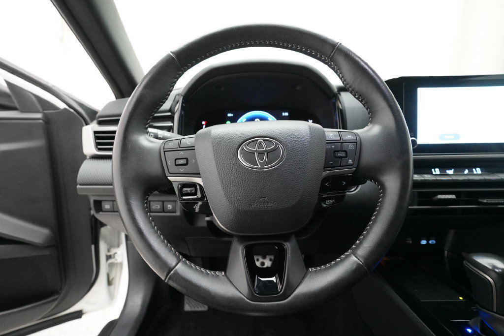 Used 2025 Toyota Camry SE FWD image 4
