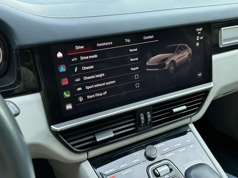 Certified 2022 Porsche Cayenne Turbo AWD/4WD image 27