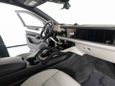 Certified 2025 Porsche Cayenne S AWD/4WD image 32
