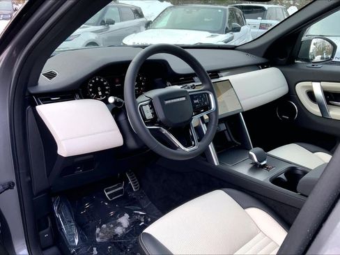 Used 2025 Land Rover Discovery Sport Dynamic SE image 17
