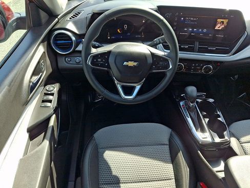 Certified 2024 Chevrolet Trax LT w/ Sunroof Package FWD image 11