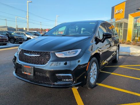 New 2026 Chrysler Pacifica Select image 3