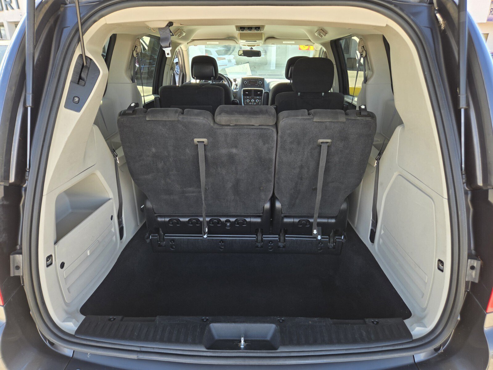 Used 2016 Dodge Grand Caravan SXT w/ UConnect Hands-Free Group FWD image 11