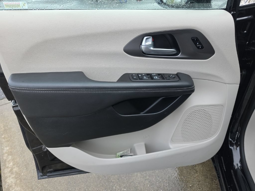 Used 2024 Chrysler Pacifica Touring-L FWD image 23