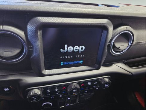 Used 2020 Jeep Wrangler Unlimited Sahara w/ Dual Top Group AWD/4WD image 23