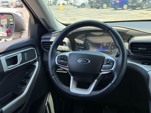 Used 2023 Ford Explorer XLT AWD/4WD image 10