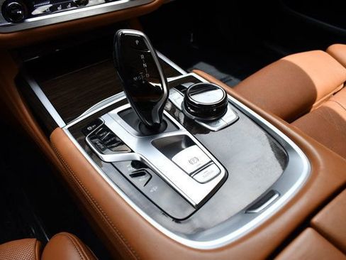 Used 2018 BMW 750i image 31