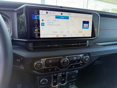 New 2025 Jeep Gladiator Rubicon image 17