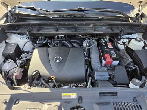 Used 2021 Toyota Highlander XLE AWD/4WD image 39