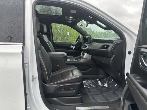 Used 2023 GMC Yukon XL SLT AWD/4WD image 12