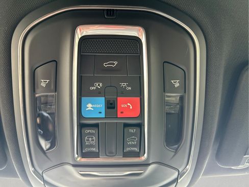 Certified 2025 Jeep Grand Cherokee Altitude AWD/4WD image 32