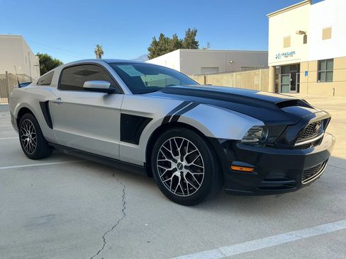 Used 2014 Ford Mustang Coupe RWD image 3