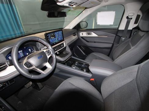 Used 2025 Ford Explorer Active image 2