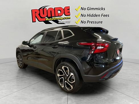 Used 2024 Chevrolet Trax RS w/ Sunroof Package FWD image 3