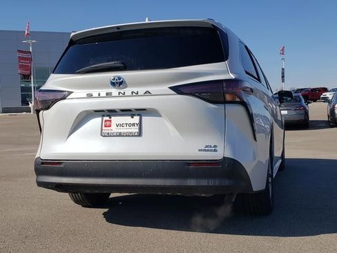 Used 2024 Toyota Sienna XLE FWD image 5