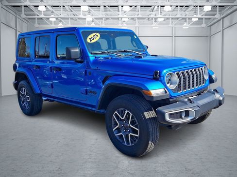 Used 2025 Jeep Wrangler Sahara image 7