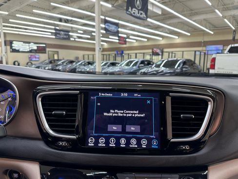 Used 2018 Chrysler Pacifica Touring-L Plus image 25