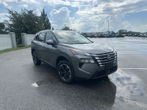 Used 2025 Nissan Rogue SV image 3