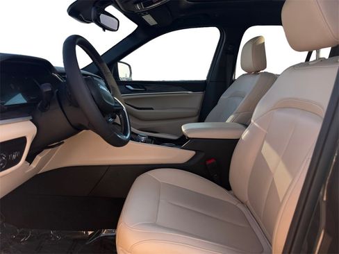 Used 2024 Jeep Grand Cherokee Limited image 10