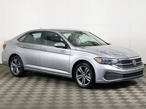 Used 2024 Volkswagen Jetta SE FWD image 2