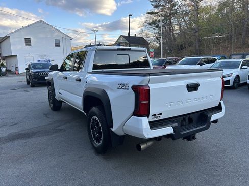 Used 2024 Toyota Tacoma TRD Off-Road w/ TRD Off Road Upgrade Package AWD/4WD image 17
