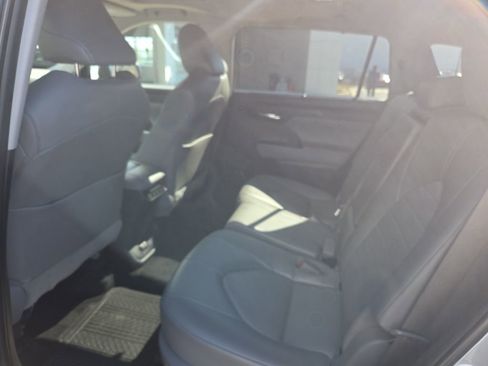 Used 2022 Toyota Highlander XLE AWD/4WD image 6