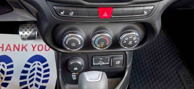Used 2016 Jeep Renegade Latitude w/ Cold Weather Group AWD/4WD image 21