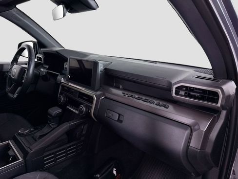 Used 2025 Toyota Tacoma SR5 AWD/4WD image 19