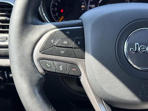 Used 2019 Jeep Grand Cherokee Altitude AWD/4WD image 16