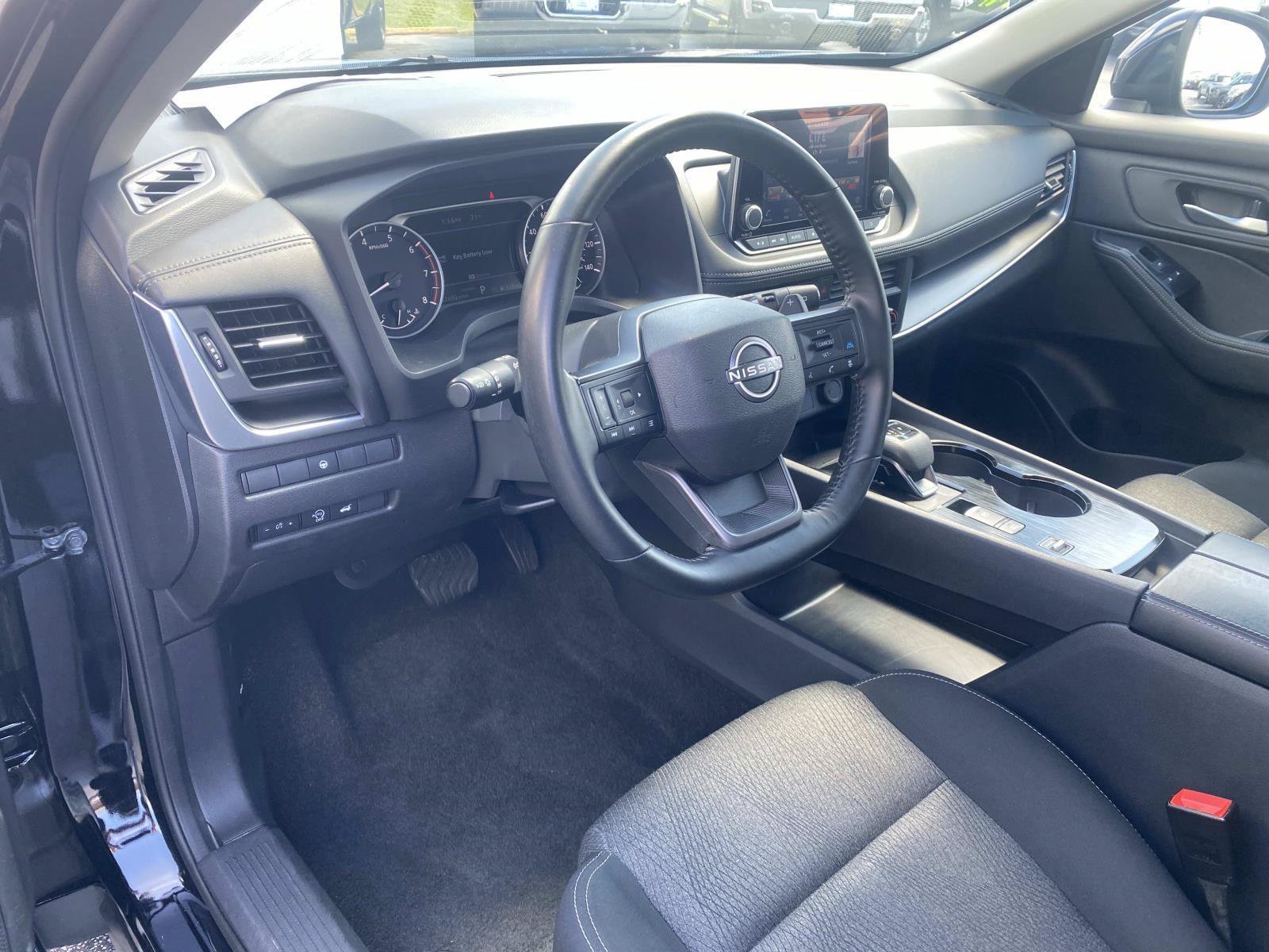 Used 2025 Nissan Rogue SV FWD image 25