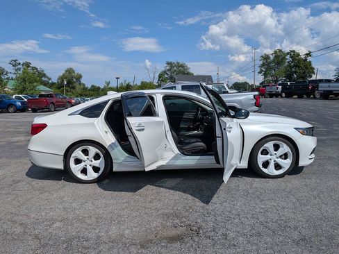 Used 2018 Honda Accord Touring image 15