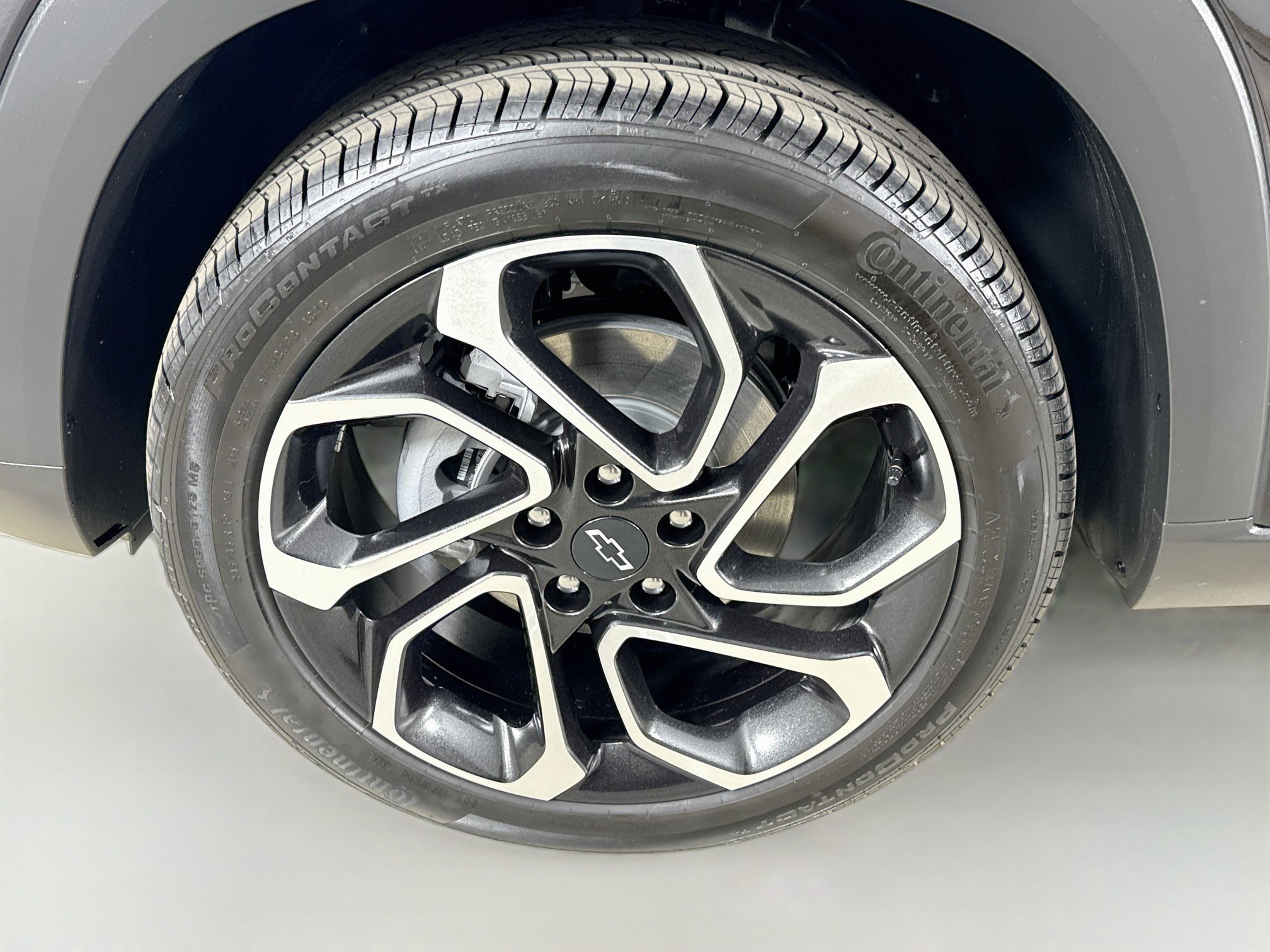 Used 2025 Chevrolet Trax RS w/ Sunroof Package FWD image 37