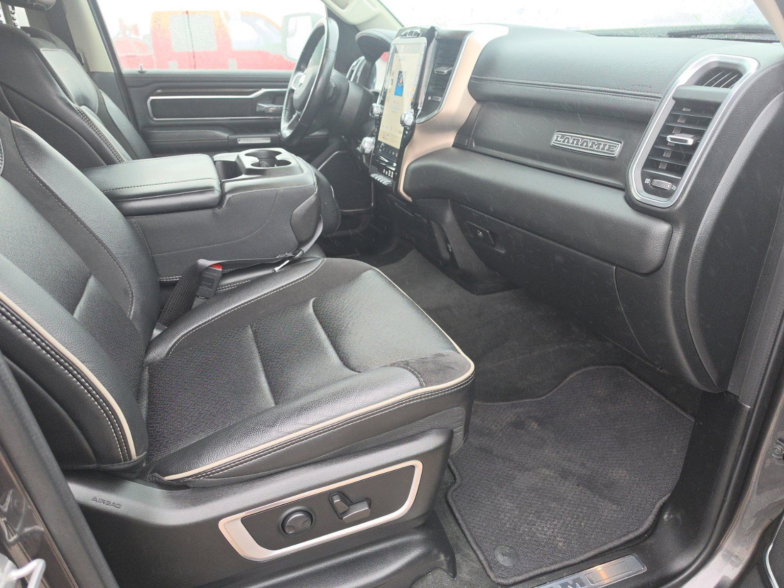 Used 2022 RAM 1500 Laramie AWD/4WD image 17