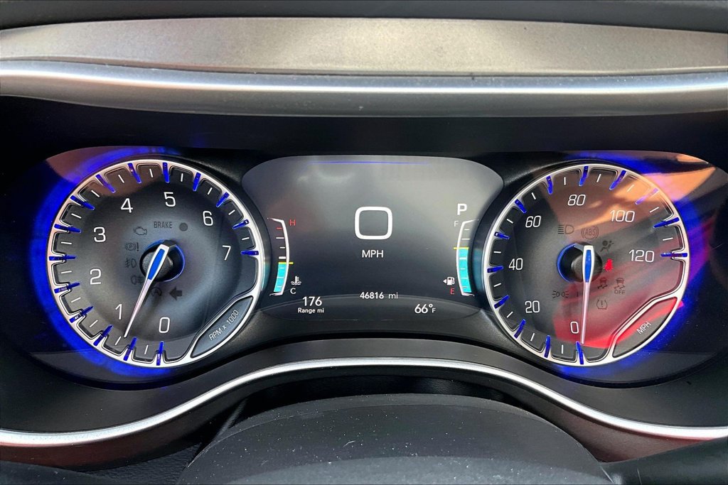 Used 2024 Chrysler Pacifica Touring-L FWD image 27