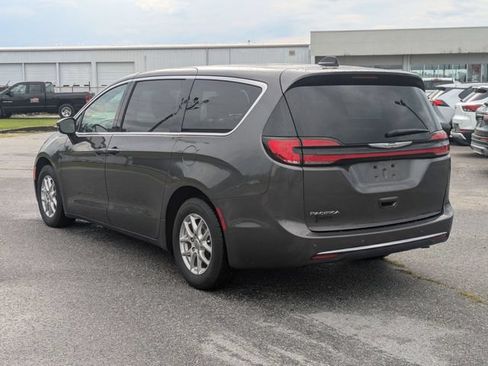 Used 2023 Chrysler Pacifica Touring-L FWD image 5