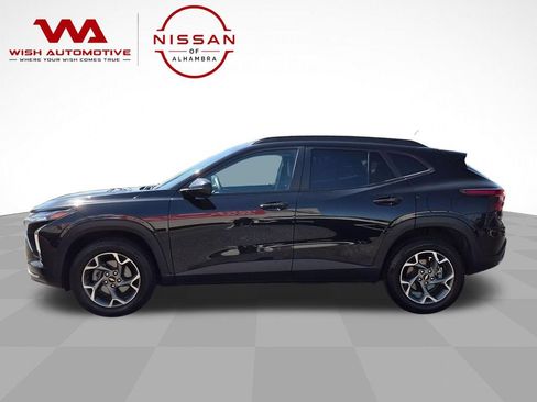 Used 2025 Chevrolet Trax LT FWD image 8