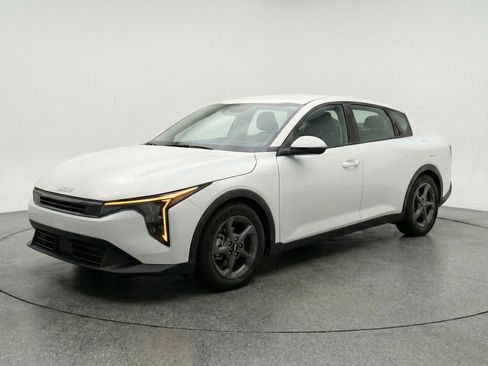 Used 2025 Kia K4 FWD image 3