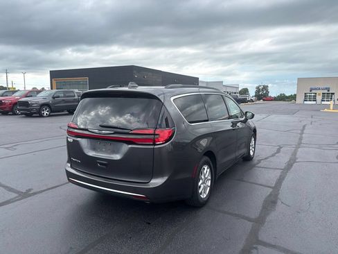 Used 2022 Chrysler Pacifica Touring-L FWD image 9