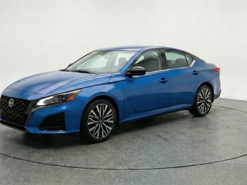 Used 2025 Nissan Altima 2.5 SV FWD image 3