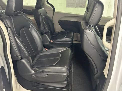 Used 2024 Chrysler Pacifica Limited FWD image 14