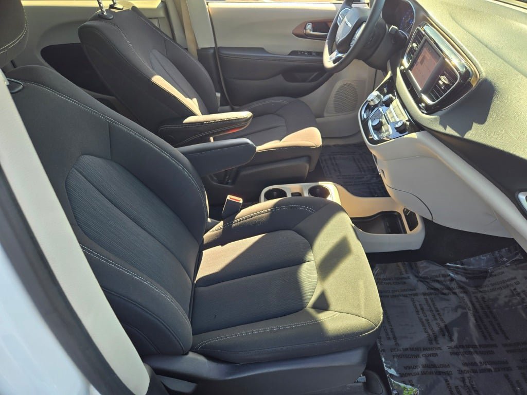 Used 2024 Chrysler Voyager LX FWD image 5