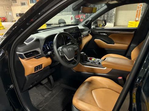 Used 2023 Toyota Highlander Platinum AWD/4WD image 32