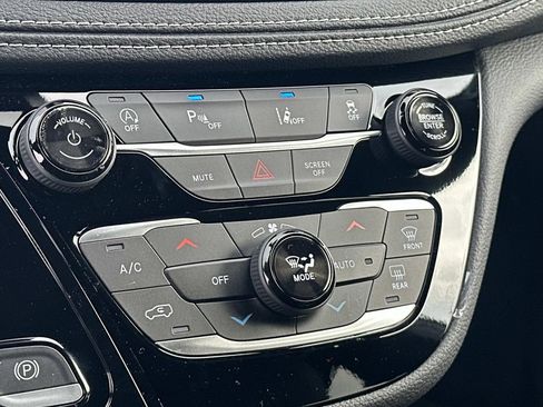 New 2026 Chrysler Pacifica Select FWD image 24