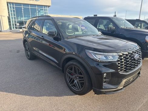 Used 2025 Ford Explorer ST image 2