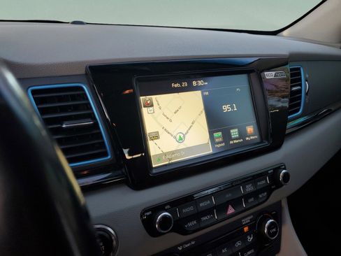 Certified 2017 Kia Niro Touring image 23