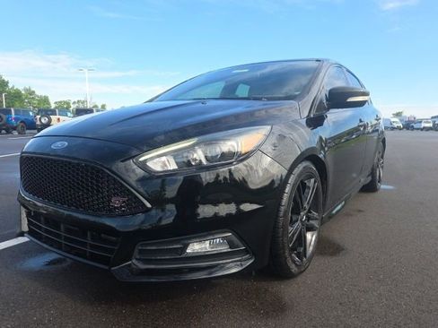 Used 2017 Ford Focus ST w/ Equipment Group 402A FWD image 2