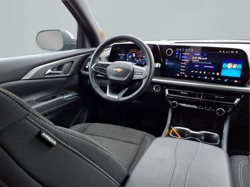 Used 2025 Chevrolet Traverse LT w/ Sun and Wheel Package image 10