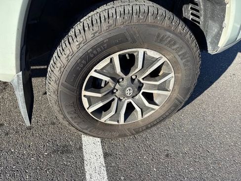 Used 2022 Toyota Tacoma TRD Sport image 9