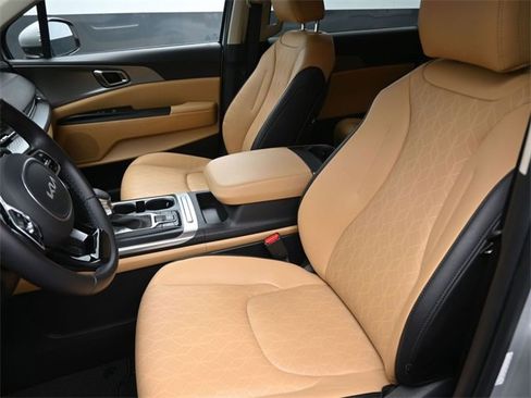 Used 2023 Kia Carnival LX image 19