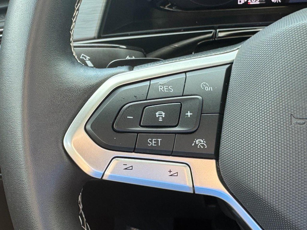 Used 2025 Volkswagen Atlas Cross Sport SE FWD image 23